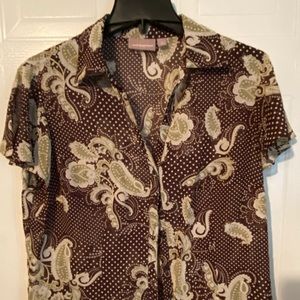 Short sleeve blouse.